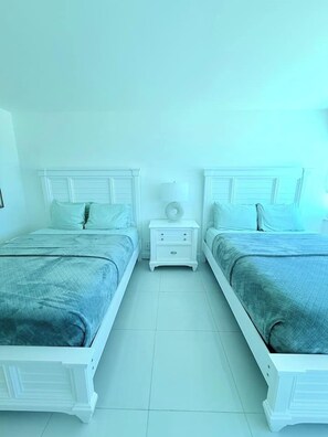 Desk, iron/ironing board, WiFi, bed sheets