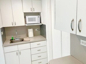 Kühlschrank, Mikrowelle, Wasserkocher mit Kaffee-/Teezubehör