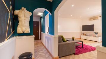 Smart-TV, Bücher, Stereoanlage