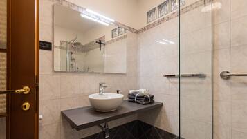 Dusche, umweltfreundliche Kosmetikartikel, Haartrockner, Bidet