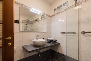 Dusche, umweltfreundliche Kosmetikartikel, Haartrockner, Bidet
