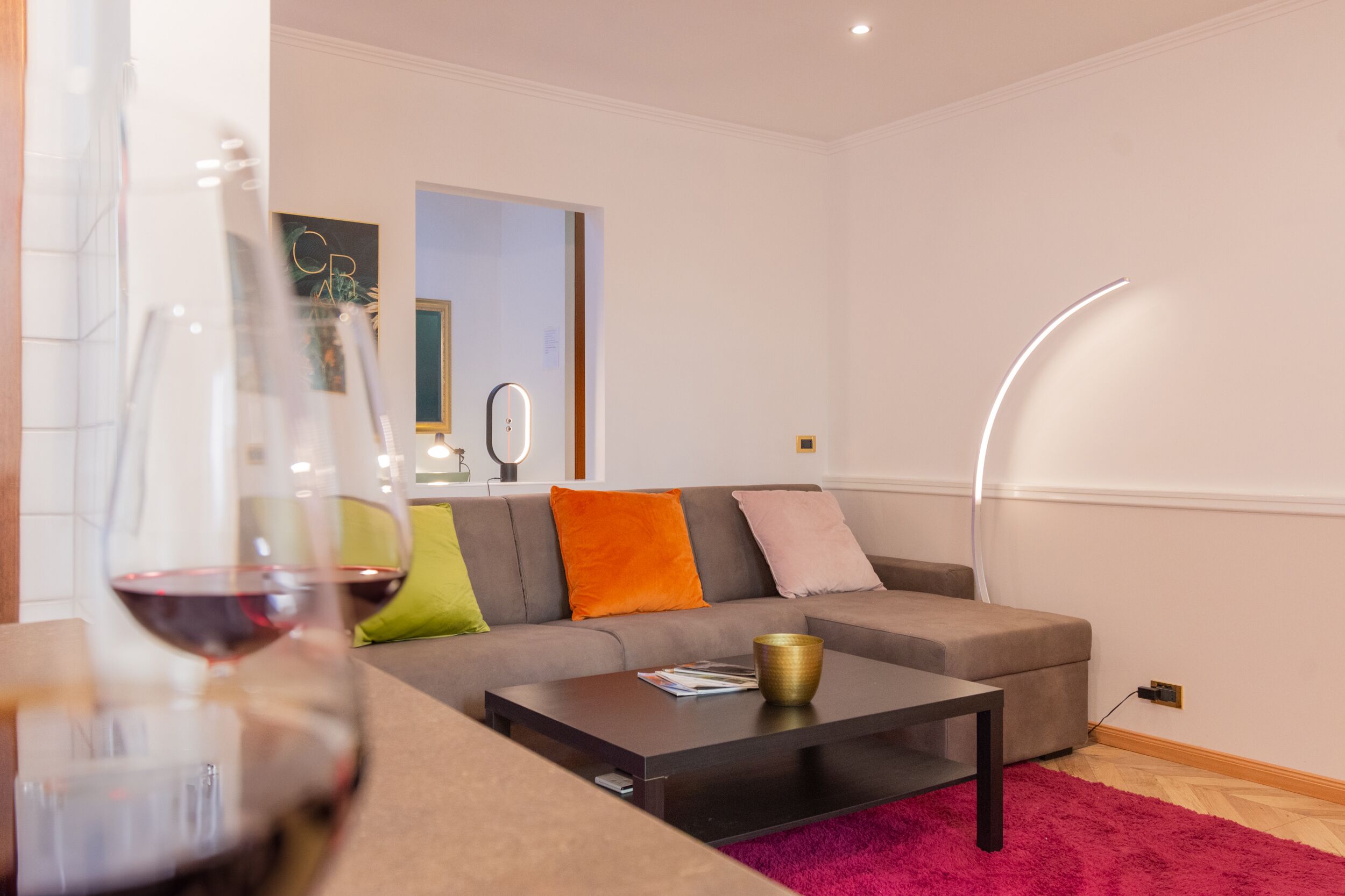 Smart-tv, bøger, stereoanlæg