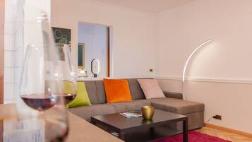 Una Smart TV, libros, un reproductor estéreo