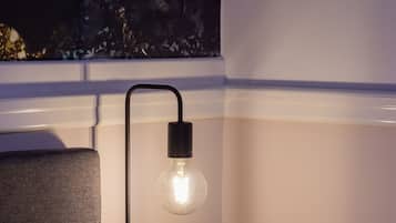 2 habitaciones, escritorio y tabla de planchar con plancha