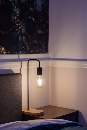 2 habitaciones, escritorio y tabla de planchar con plancha