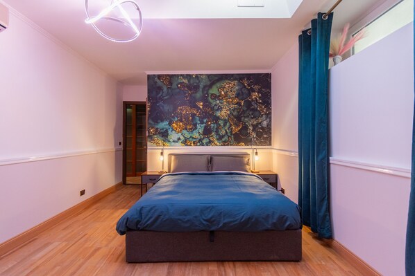 2 chambres, bureau, fer et planche à repasser, lit parapluie