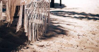 Guesthouse & Yoga Studio beachfront home: El Cuyo