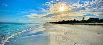 Guesthouse & Yoga Studio beachfront home: El Cuyo