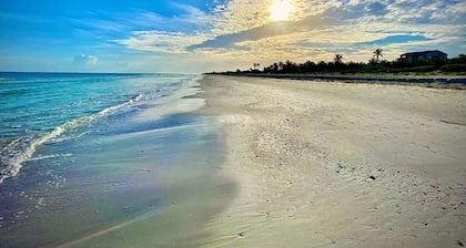 Guesthouse & Yoga Studio beachfront home: El Cuyo