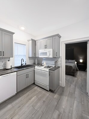 Fridge, microwave, oven, stovetop - The Bunga Glow: Modern, Cozy & Bright Near Downtown (Sioux Falls)