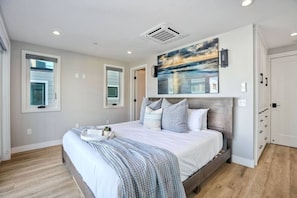 3 habitaciones, escritorio y tabla de planchar con plancha 