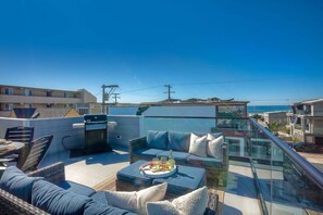 Outdoor dining - NEW Luxury Beach Home | 3BR | Balcony | Firepit (San Diego)