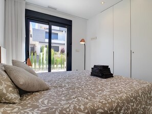 3 bedrooms, desk, iron/ironing board, free WiFi
