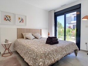 3 bedrooms, desk, iron/ironing board, free WiFi