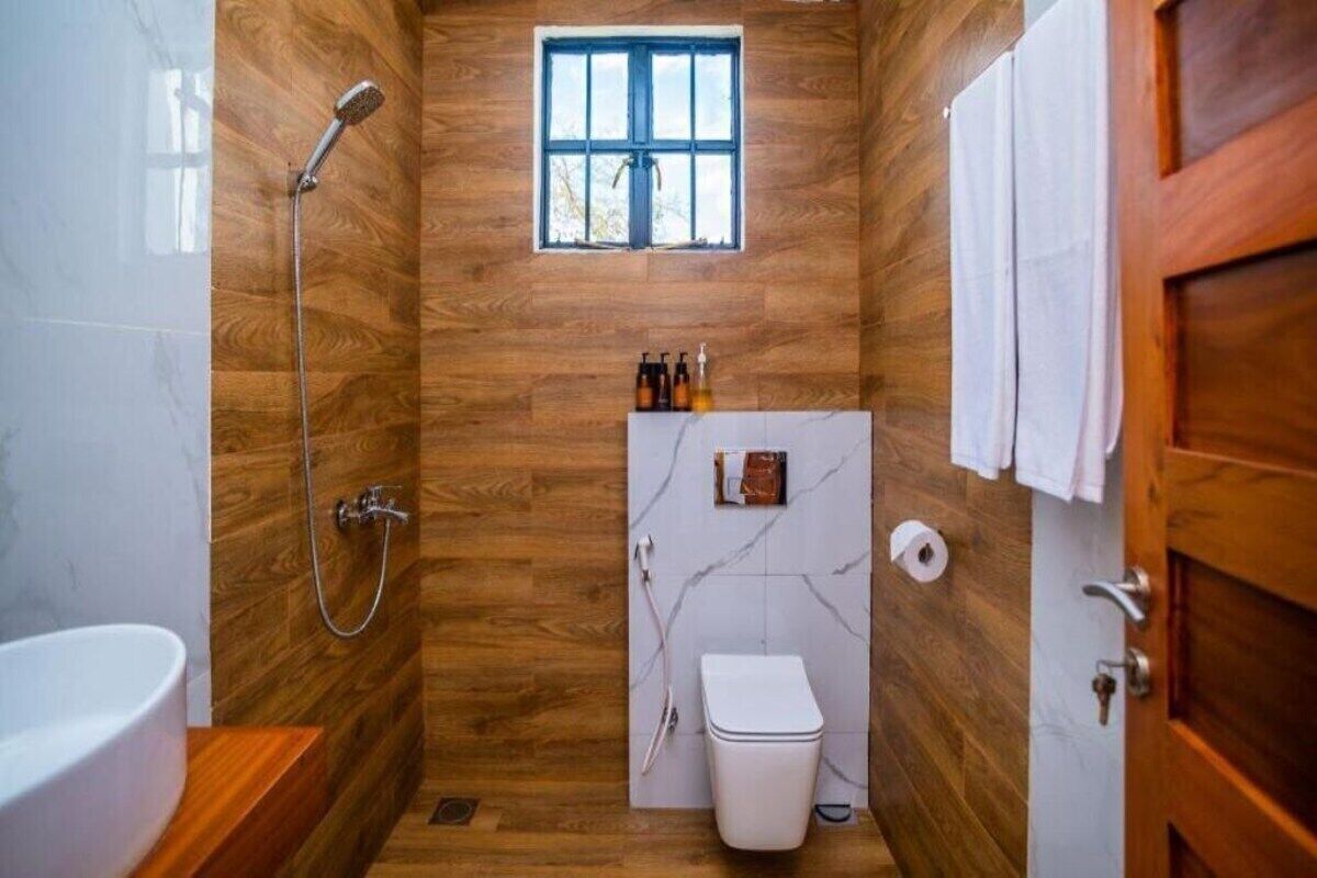 Shower, hair dryer, bidet, towels