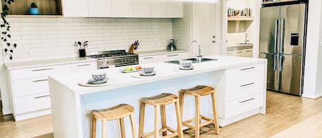 Køleskab, mikrobølgeovn, ovn, kogeplade