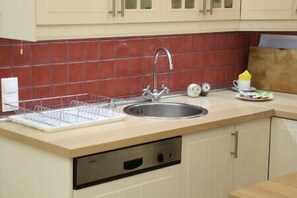 Kjøleskap, mikrobølgeovn, ovn og kokeplater