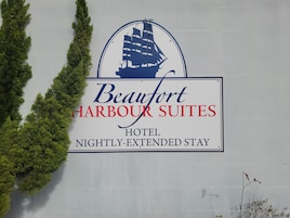 Señal para Beaumont Harbour Suites Hotel, que indica que ofrece estancias nocturnas prolongadas.