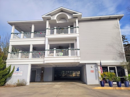 Fachada de la propiedad. Beaufort Harbour Suites