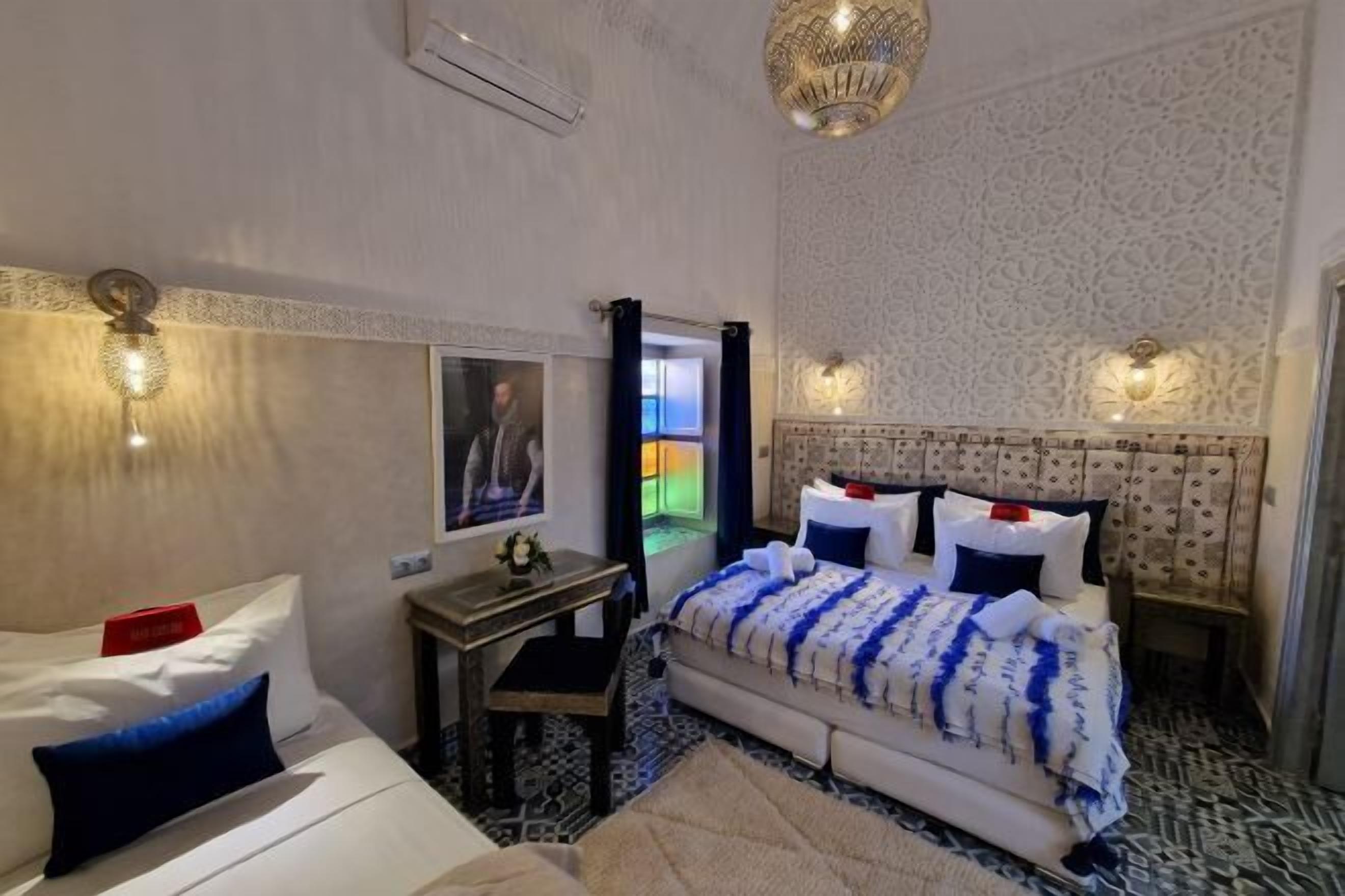 Safe på rommet, skrivebord og wi-fi (inkludert)