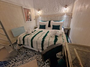 Quarto quádruplo standard | Cofres nos quartos, escrivaninha, Wi-Fi de cortesia