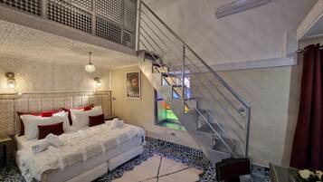 Kamar Quadruple Standar | Brankas, meja kerja, dan Wi-Fi gratis