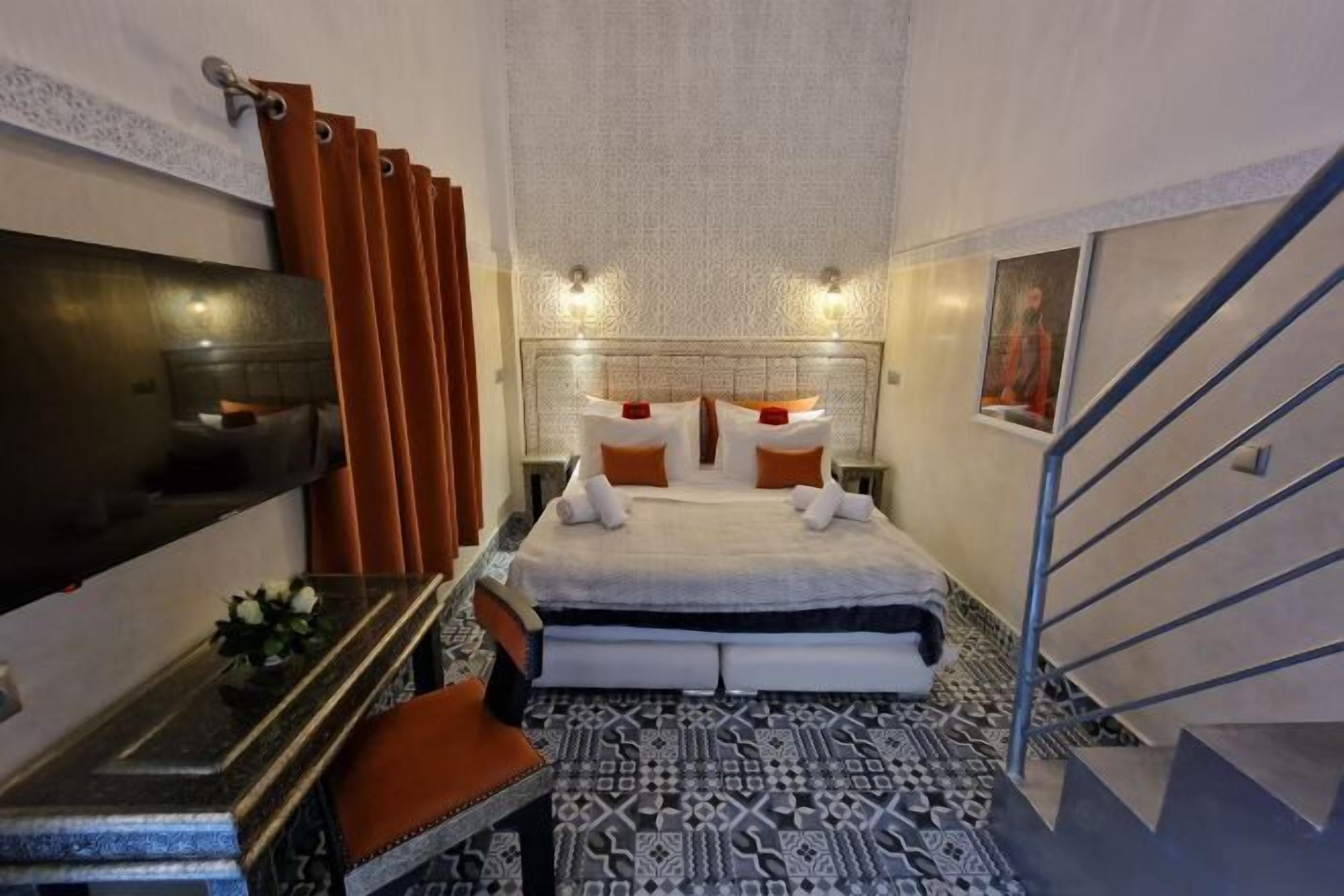 Safe på rommet, skrivebord og wi-fi (inkludert)