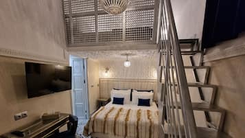 Standard Quadruple Room | In-room safe, desk, free WiFi