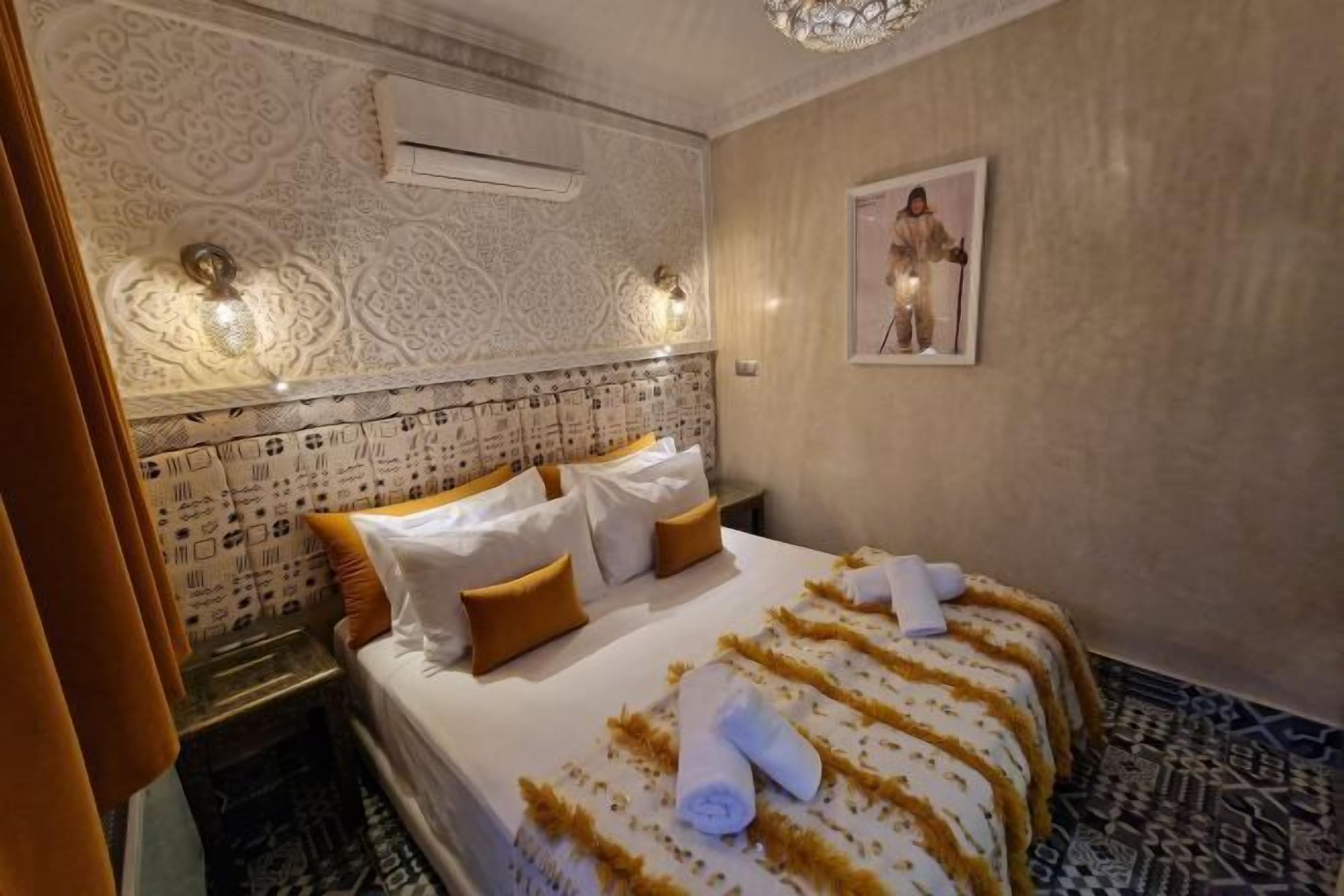 Safe på rommet, skrivebord og wi-fi (inkludert)