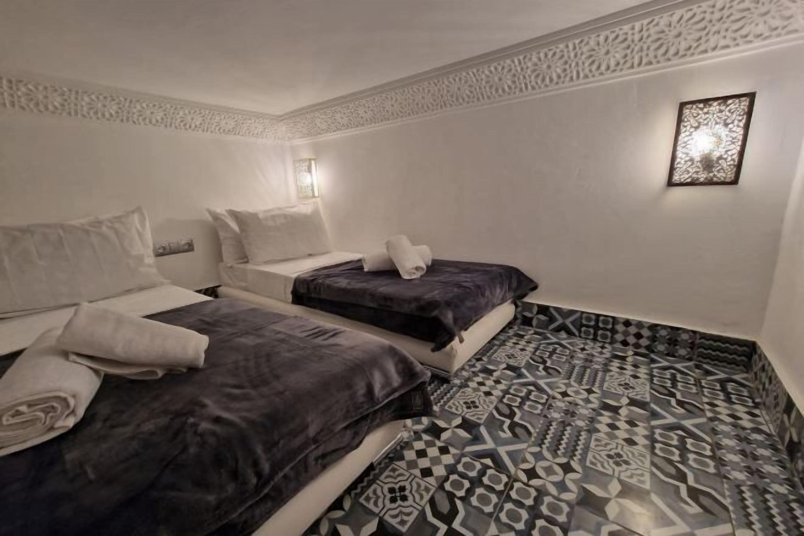 Safe på rommet, skrivebord og wi-fi (inkludert)