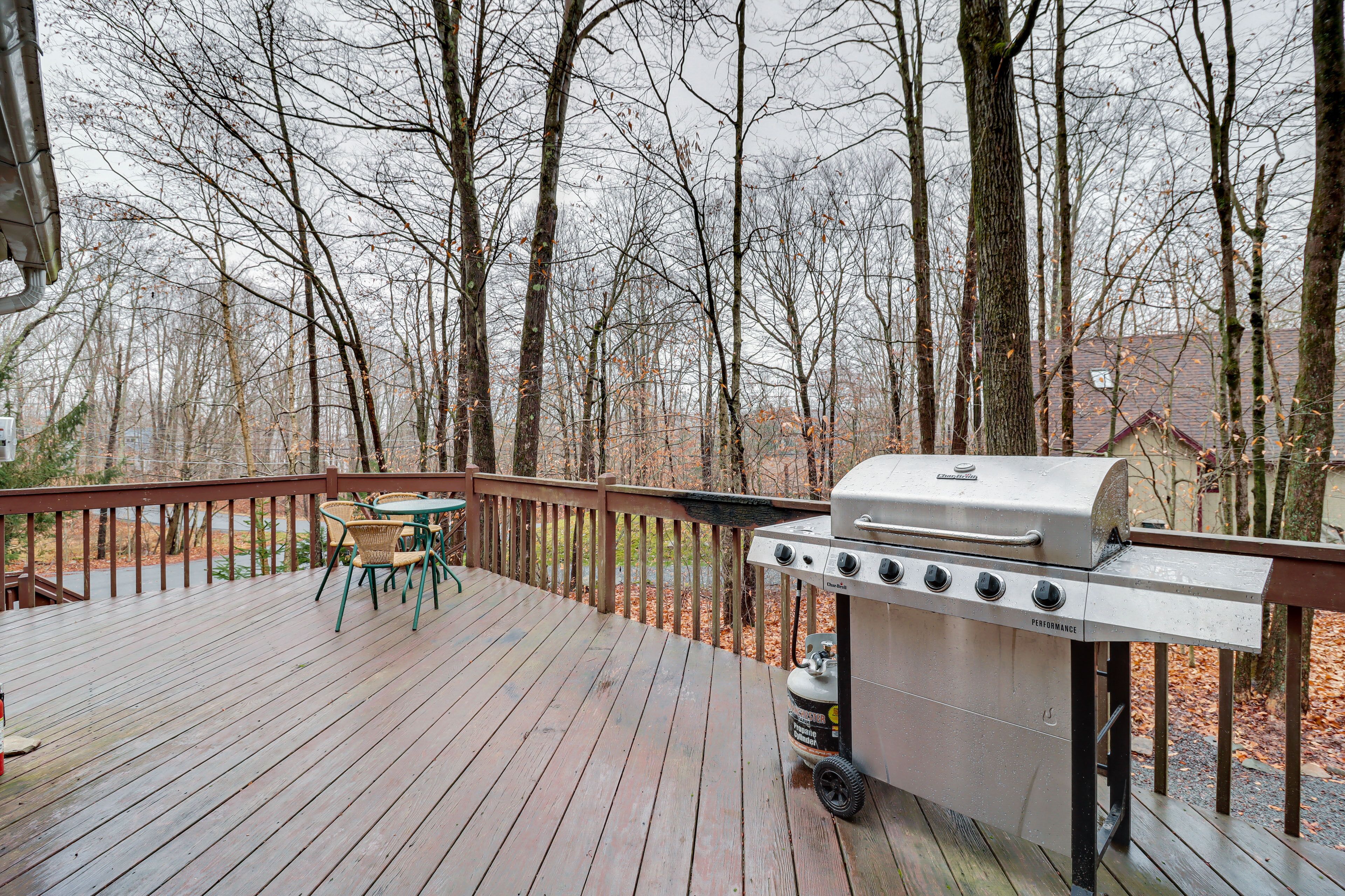 Family-Friendly Pocono Lake Cabin w/ Fire Pit!