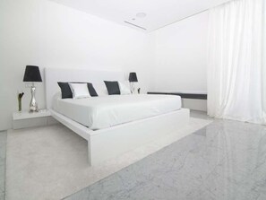 4 bedrooms, in-room safe, iron/ironing board, free WiFi