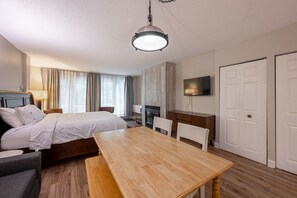 Tabla de planchar con plancha, wifi gratis, ropa de cama