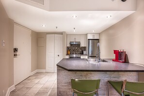 Frigorífico, microondas, horno y lavavajillas