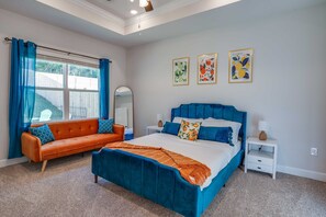 4 soverom, skrivebord, strykejern/-brett og reiseseng for barn