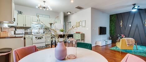 Fridge, microwave, stovetop, dishwasher