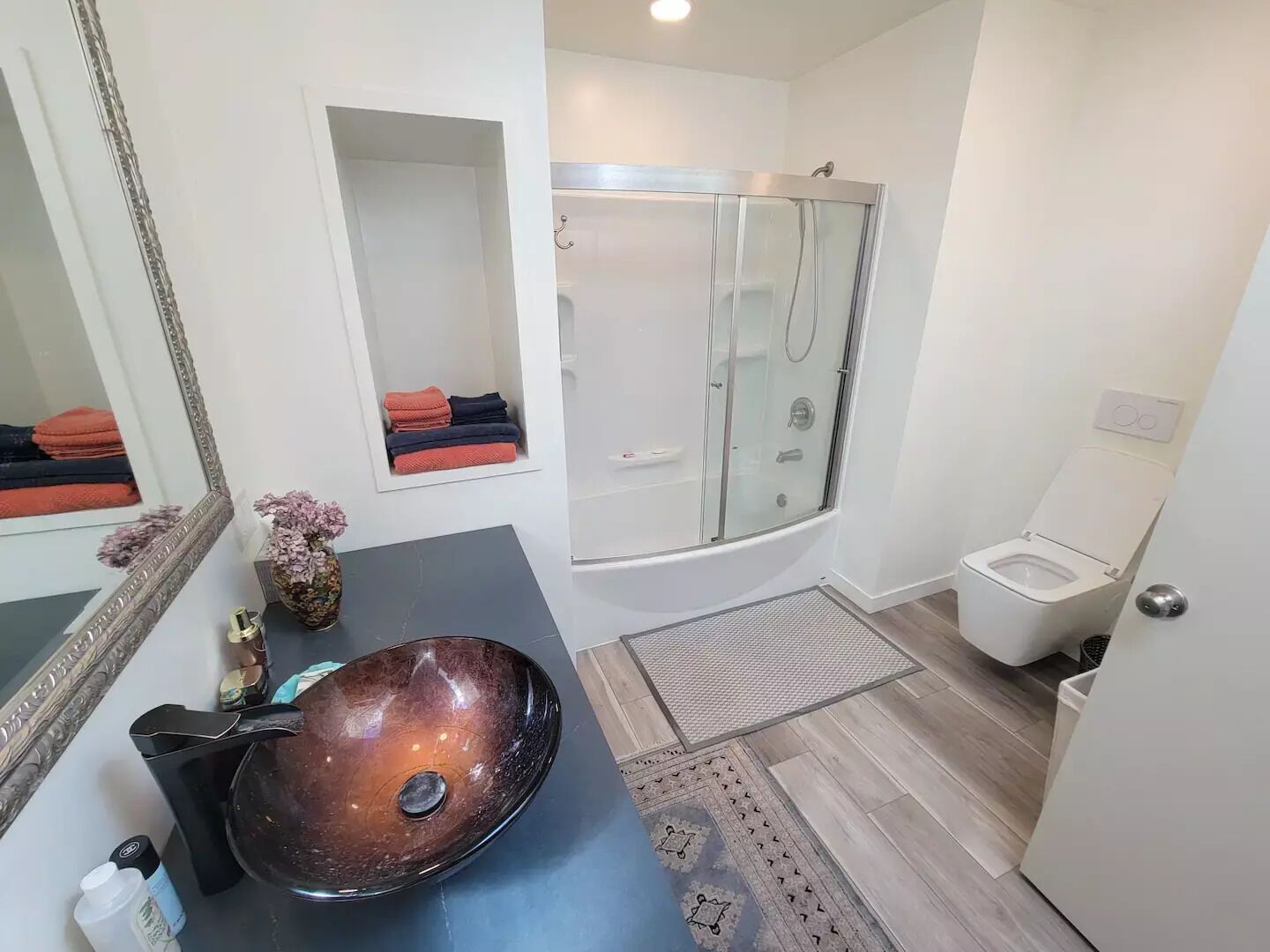 Secador de cabelo, toalhas de banho, sabonete, shampoo