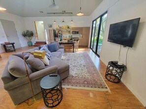 Smart-TV, DVD-Player, Bücher, Videothek