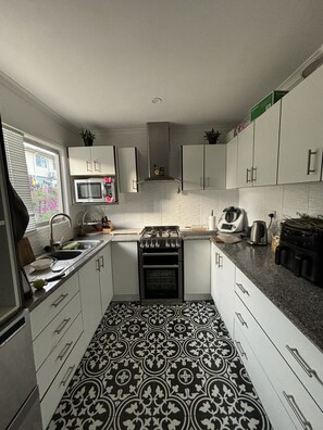 Een koelkast, een microgolfoven, een oven, een kookplaat