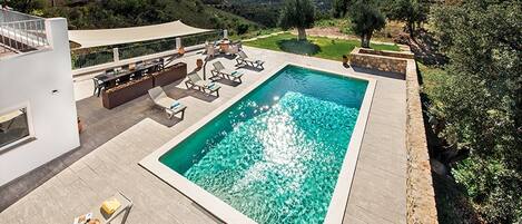 Una piscina al aire libre, una piscina climatizada