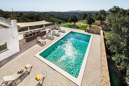 Beautiful Villa with Swimming Pool and Amazing Views.
