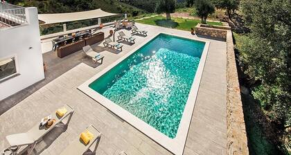 Beautiful Villa with Swimming Pool and Amazing Views.