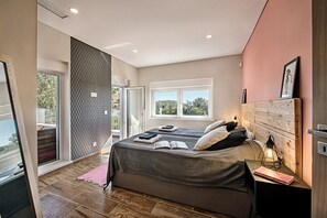 5 bedrooms, iron/ironing board, free WiFi, bed sheets