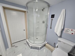 Shower, hair dryer, towels, soap - Family, Group Friendly, Large Yard, Only 6 Miles To Duluth, MN!  EV Charger (Superior)