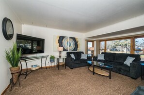 Smart-TV, Videospiele, DVD-Player, Tischfußball