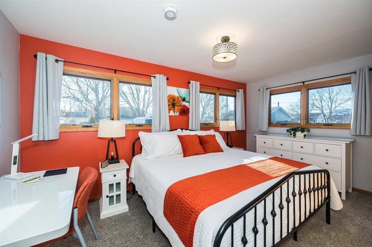 4 soverom, skrivebord, strykejern/-brett og reiseseng for barn