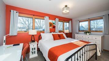 4 soverom, skrivebord, strykejern/-brett og reiseseng for barn