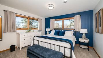 4 soverom, skrivebord, strykejern/-brett og reiseseng for barn