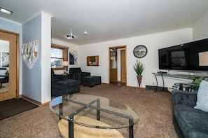 Smart TV, video games, DVD player, foosball - Family, Group Friendly, Large Yard, Only 6 Miles To Duluth, MN!  EV Charger (Superior)