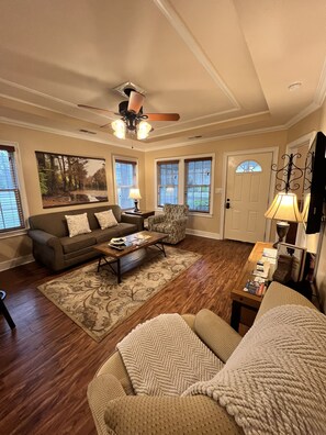 Smart-TV, bøker og stereoanlegg